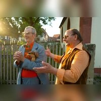 Zwei Flüchtige suchen ein Versteck (von links): Damit Konstantin (Michael Kehr) sich in die Kapelle traut, muss ihn Ringo (Johannes Szilvássy) erst noch „taufen“. (Foto: Andreas Riedel)
