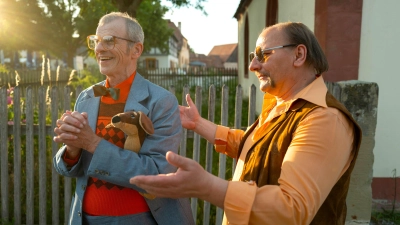 Zwei Flüchtige suchen ein Versteck (von links): Damit Konstantin (Michael Kehr) sich in die Kapelle traut, muss ihn Ringo (Johannes Szilvássy) erst noch „taufen“. (Foto: Andreas Riedel)