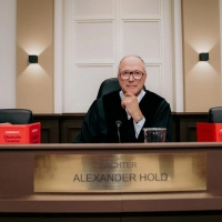 Richter Alexander Hold ist zurück. (Foto: Joyn/BECKER FILMS/Joyn/dpa)