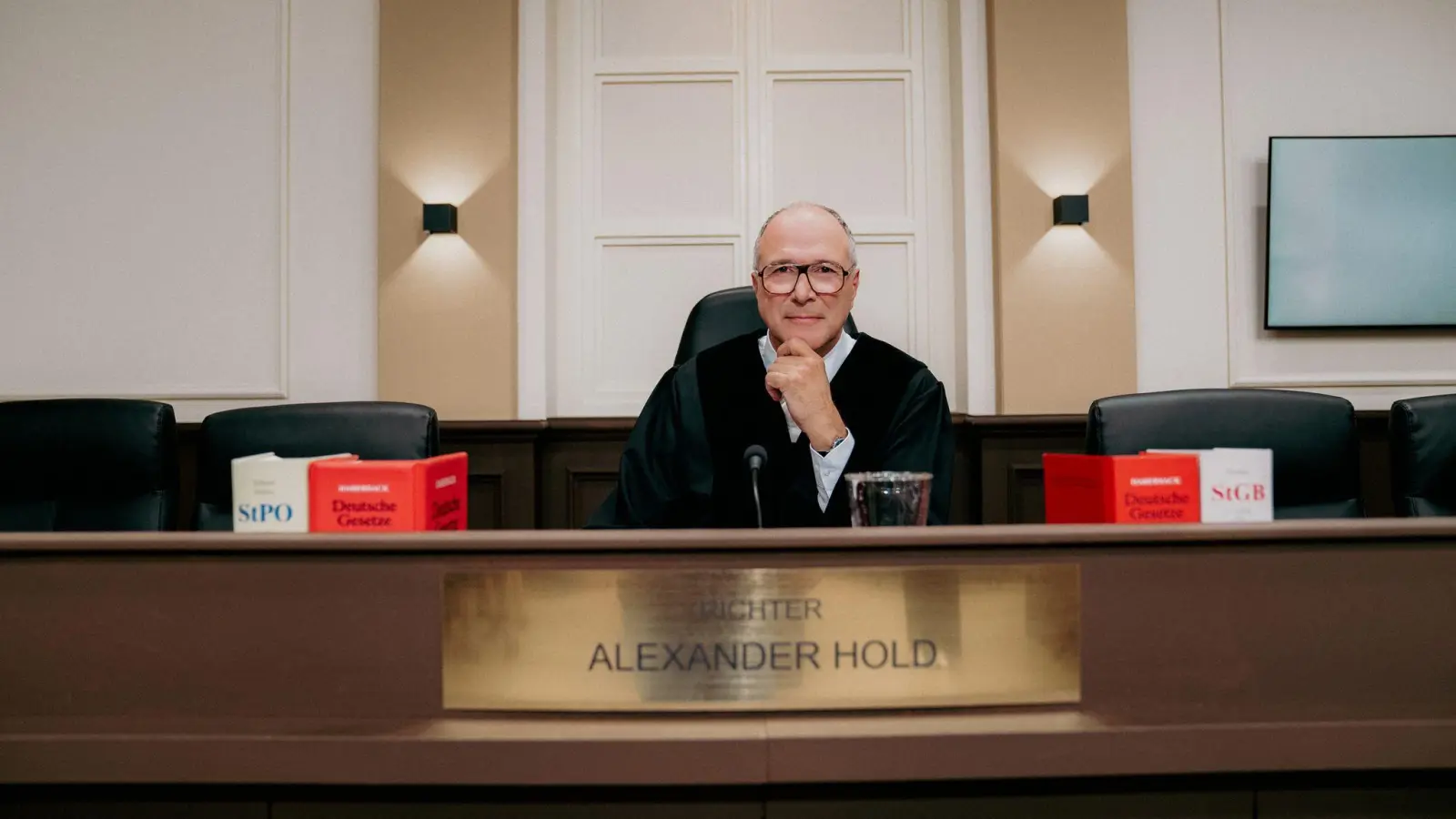 Richter Alexander Hold ist zurück. (Foto: Joyn/BECKER FILMS/Joyn/dpa)