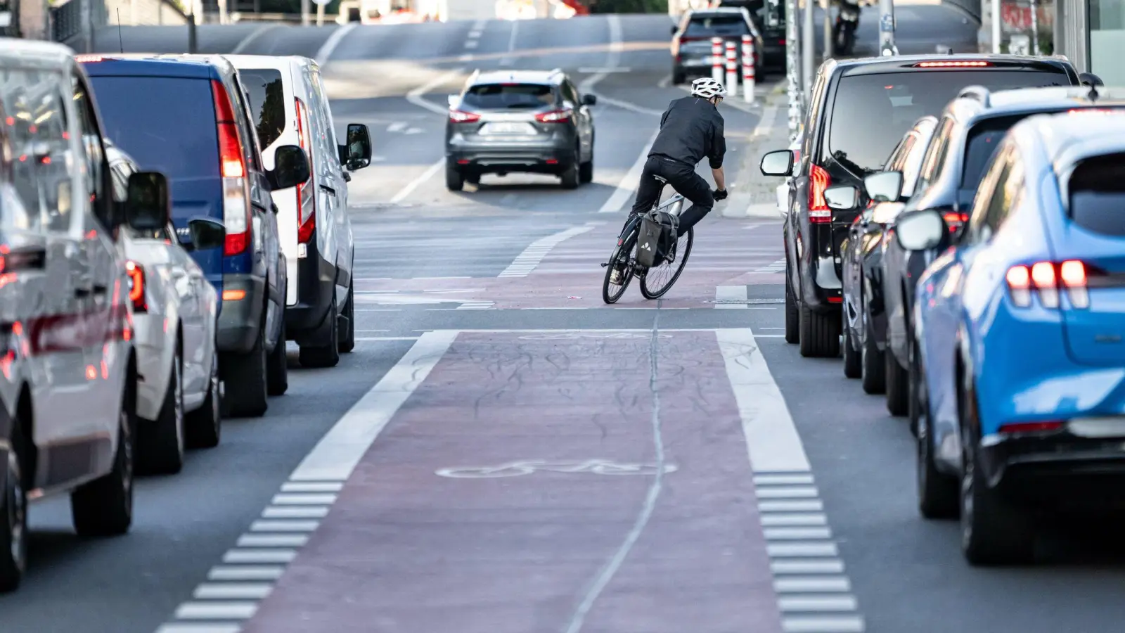 Eigene Fahrradstreifen können auch zwischen Fahrbahnen liegen. (Archivbild)   (Foto: Fabian Sommer/dpa)