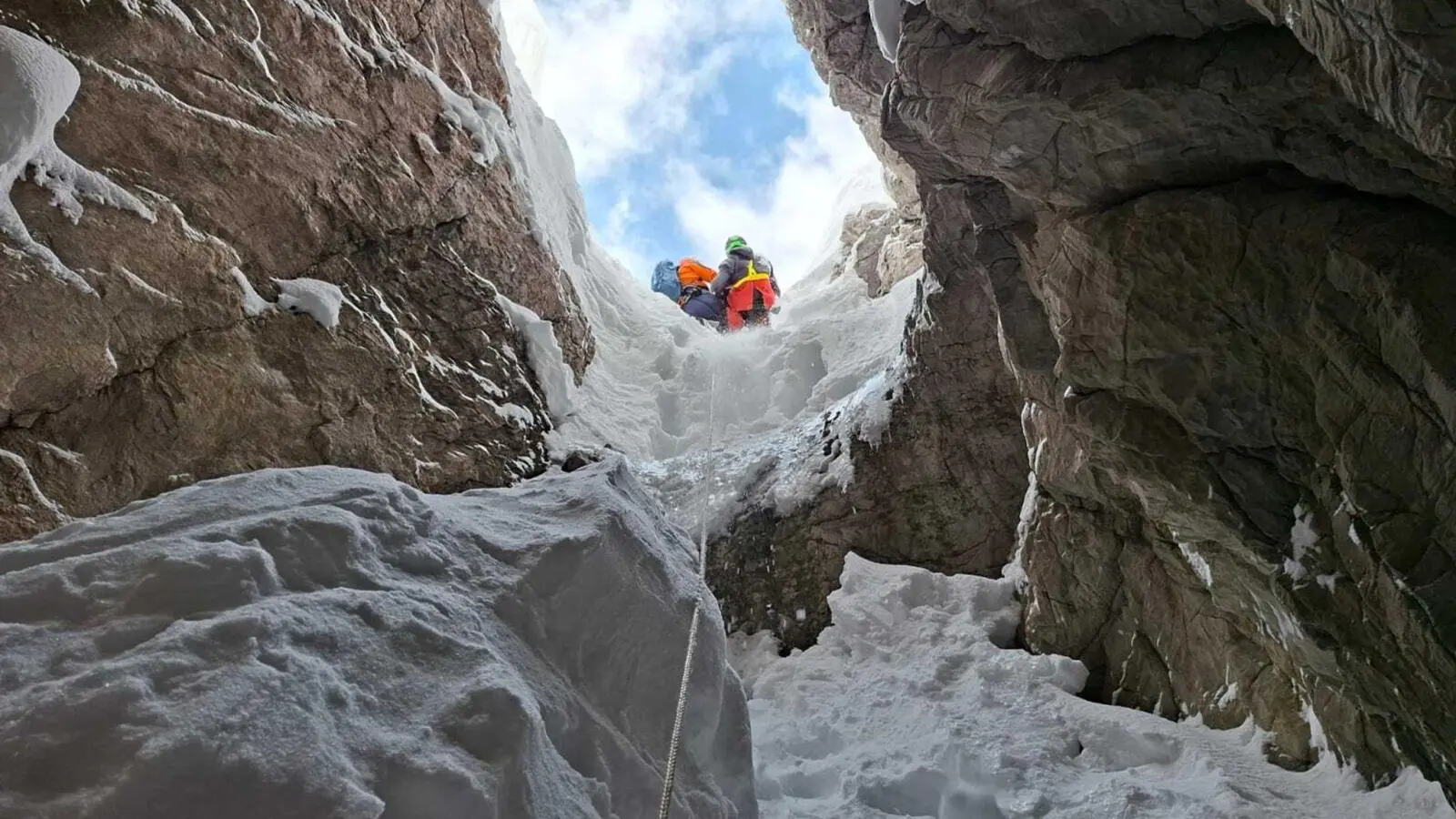 Ein Skitourengeher ist 25 Meter tief in eine Doline gestürzt  (Foto: -/Bergrettung Salzburg/dpa)