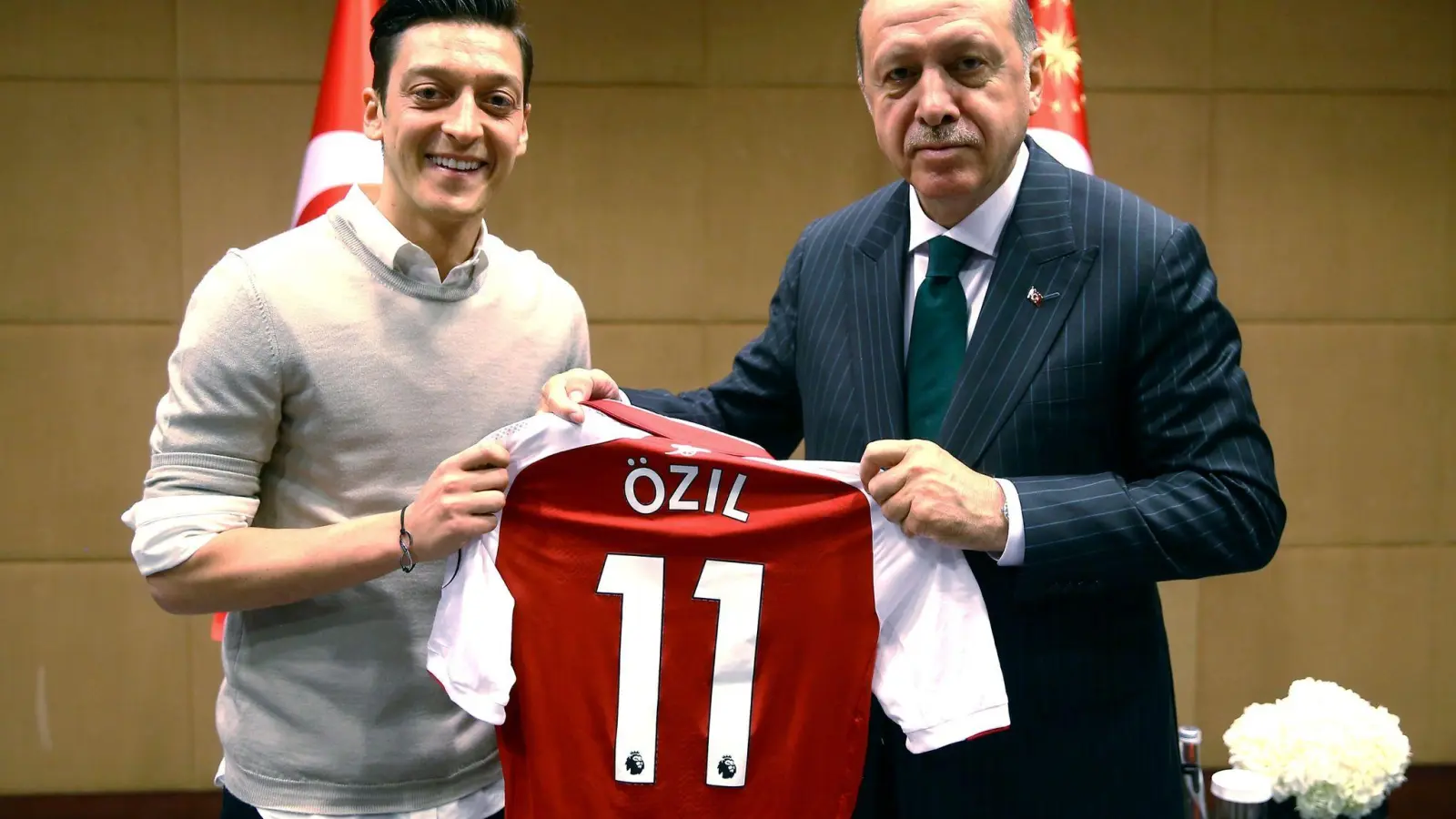 Mesut Özil und Recep Tayyip Erdogan am 14.05.2018. Der Fußballer hat erneut ein Foto mit dem wiedergewählten türkischen Präsidenten geteilt. (Foto: -/Pool Presdential Press Service/AP/dpa)