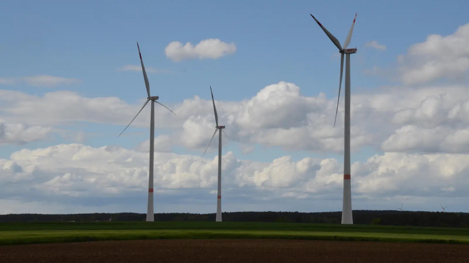 Der Ausbau der Windenergie nimmt auch in Bayern Fahrt auf. Der demnächst erscheinende Regionalplan für Westmittelfranken enthält drei Potenzialgebiete im Bereich Dietenhofen. (Symbolbild: Yvonne Neckermann)