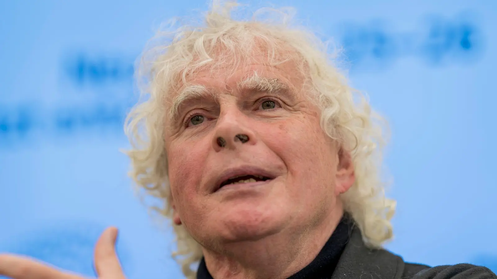 „Nie glücklicher“ - Rattle verlängert in München. (Archivbild) (Foto: Peter Kneffel/dpa)