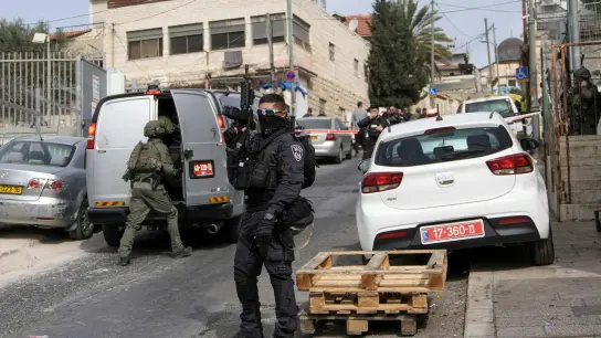 Ein israelischer Polizist sichert den Ort eines erneuten Angriffs, einen Tag nach dem tödlichen Terroranschlag nahe einer Synagoge. (Foto: Mahmoud Illean/AP/dpa)