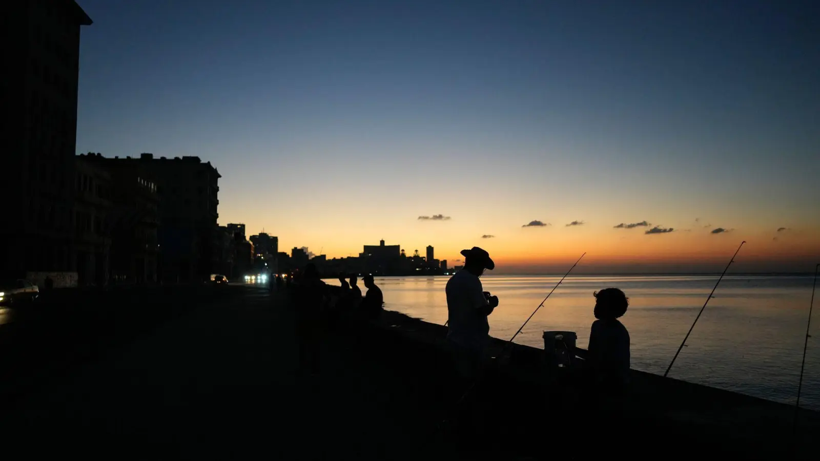 Auf Kuba kommt es immer wieder zu Blackouts, die durch Pannen im maroden Stromnetz verursacht werden. (Archivbild) (Foto: Ramon Espinosa/AP/dpa)