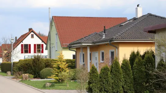 In einem neuen Baugebiet gewährt die Marktgemeinde Dombühl Häuslebauern einen Zuschuss, die sich für ein rotes Dach entscheiden.  (Foto: Thomas Schaller )