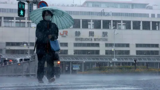 Der Tropensturm Meari hat im Südwesten Japans schwere Regenfälle ausgelöst. (Foto: -/Kyodo News via AP/dpa)