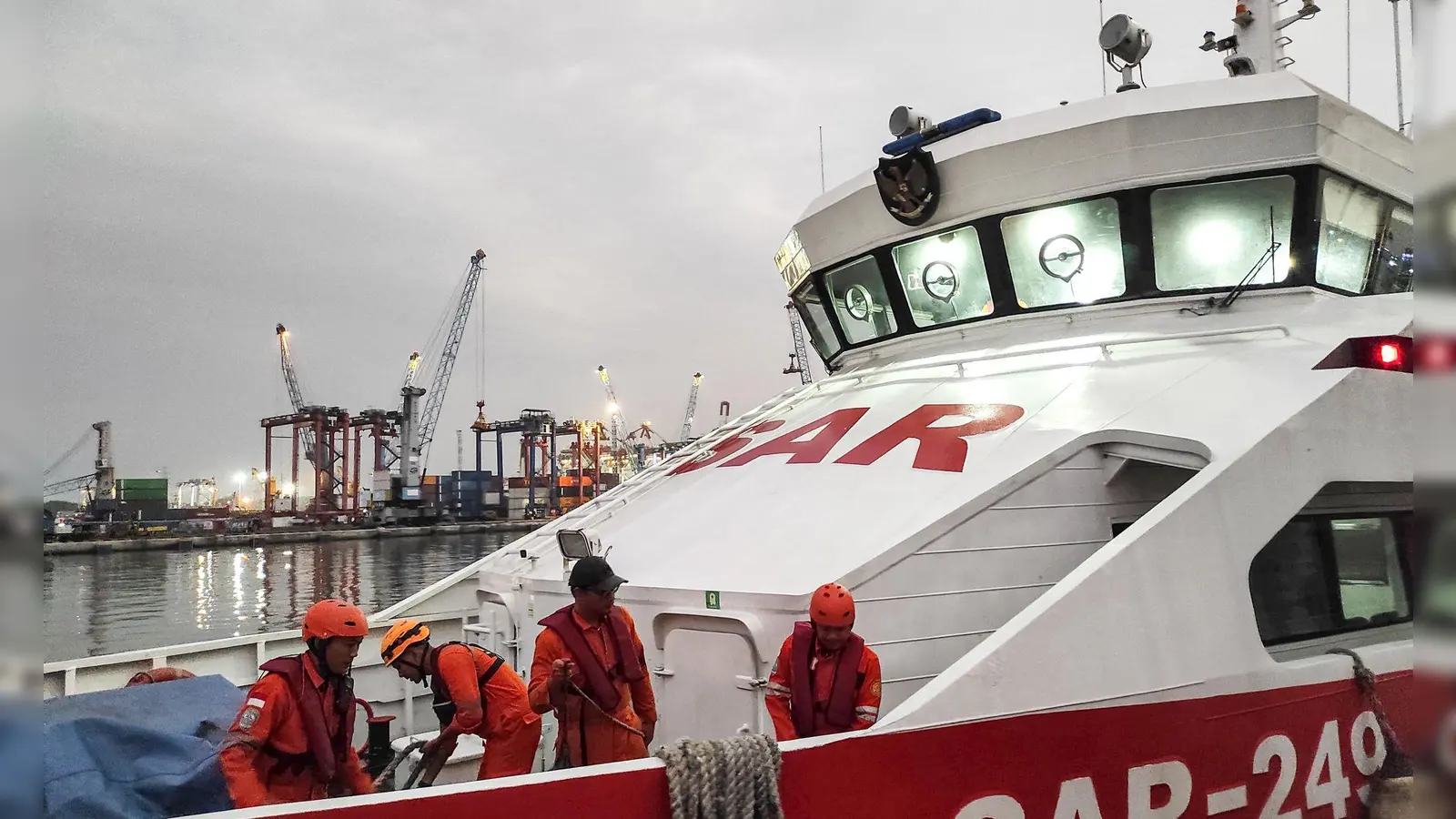 Dutzende Menschen werden noch vermisst. (Foto: National Search and Rescue Agency of Indonesia/Xinhua/dpa)