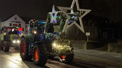 Im vergangenen Jahr waren die Traktoren mit Sternen, Weihnachtsbäumen oder bunt blinkenden Lichterketten geschmückt. (Archivbild: Lara Hausleitner)