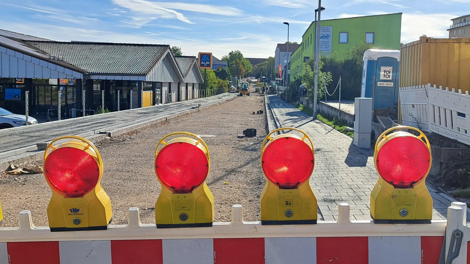 Noch laufen die Arbeiten im dritten Abschnitt. Ab dem 7. September soll dann die finale Asphaltschicht in der gesamten Welserstraße aufgebracht werden. (Foto: Florian Schwab)