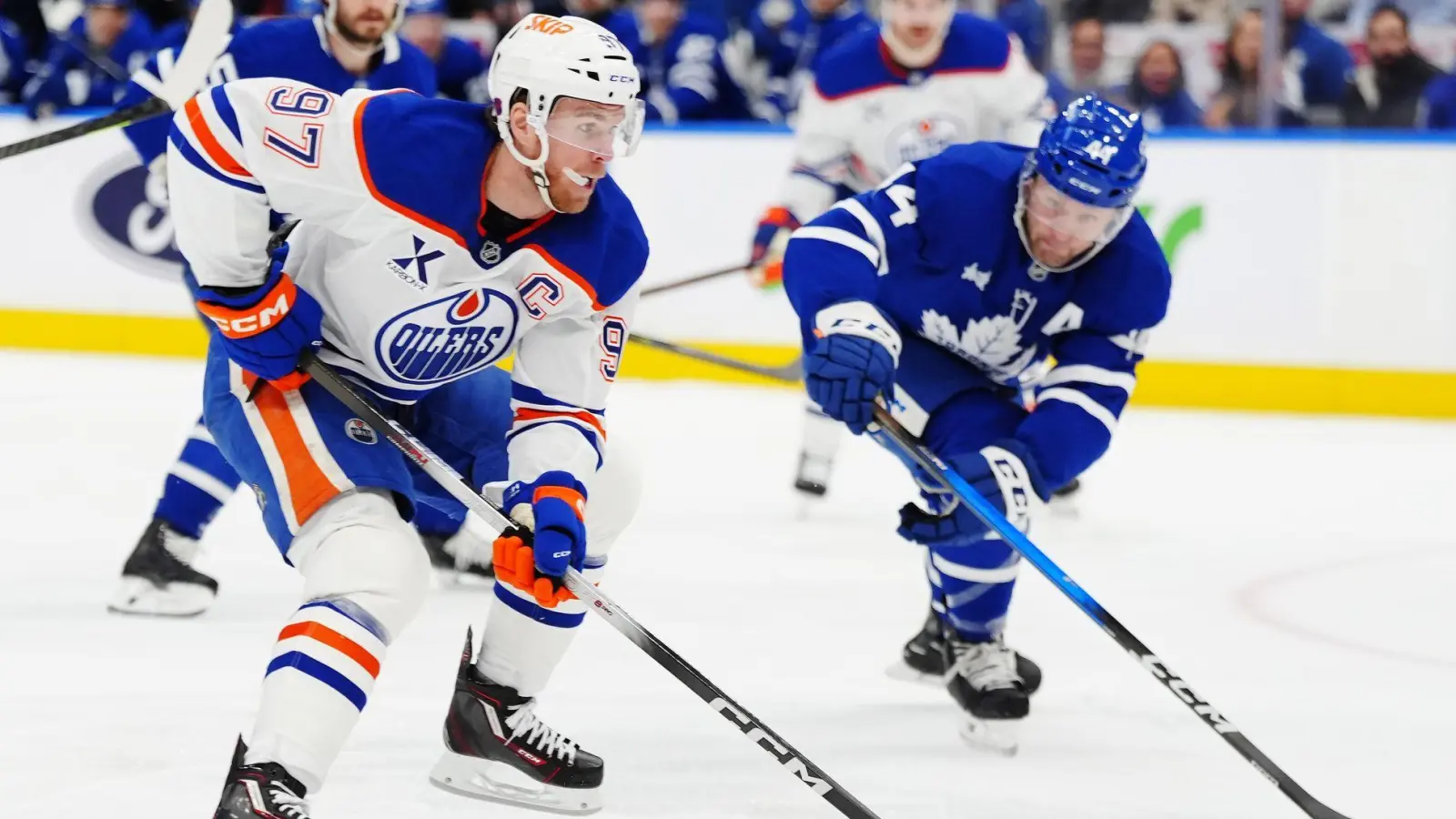 Connor McDavid (l) erzielte zwei Tore bei Edmontons Sieg in Toronto. (Foto: Frank Gunn/The Canadian Press/AP/dpa)
