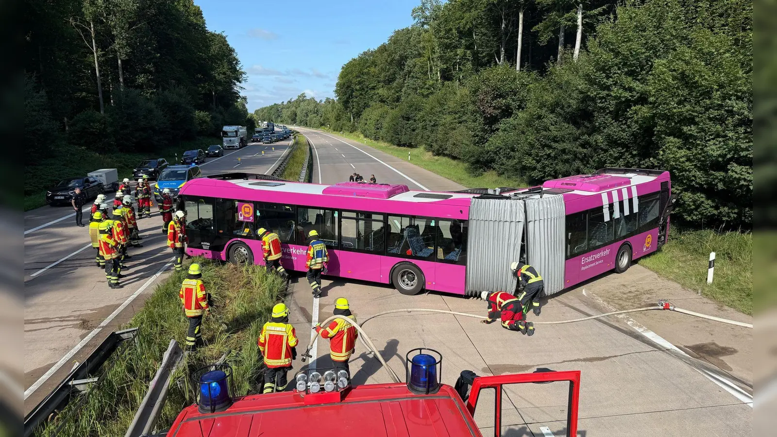 Der Bus war im Ersatzverkehr für die gesperrte Bahnstrecke zwischen Hamburg und Berlin unterwegs. (Foto: Daniel Bockwoldt/dpa)