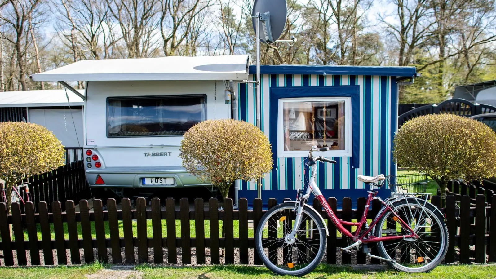 Steht immer und fährt nicht? Mit Anmeldung als Hauptwohnsitz? Dann könnte für diesen schicken Campingwagen auch der Rundfunkbeitrag fällig werden.  (Foto: Hauke-Christian Dittrich/dpa)