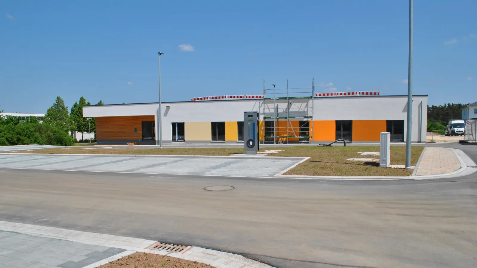 Von der Straßenseite aus sieht die neue Kita samt Parkplatz in der Badstraße schon fast fertig aus, doch der Eindruck trügt: Drinnen arbeiten die Handwerker auf Hochtouren. (Foto: Petra Mai)