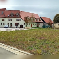 Am Ottilienplatz soll eine weitere kleine Teilfläche gepflastert werden. Es handelt sich um den Bereich vor der Bank in der Bildmitte. (Foto: Susanne Landgraf)