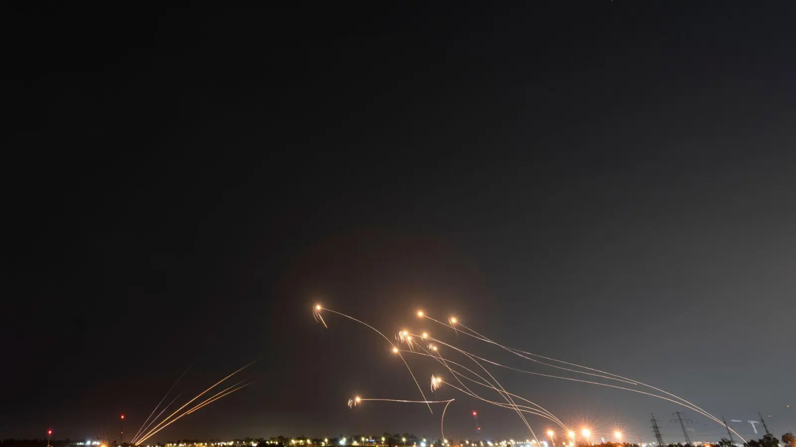 Erneut meldet Israels Militär Raketen- und Drohnenangriffe aus dem Iran.  (Foto: Ohad Zwigenberg/AP/dpa)