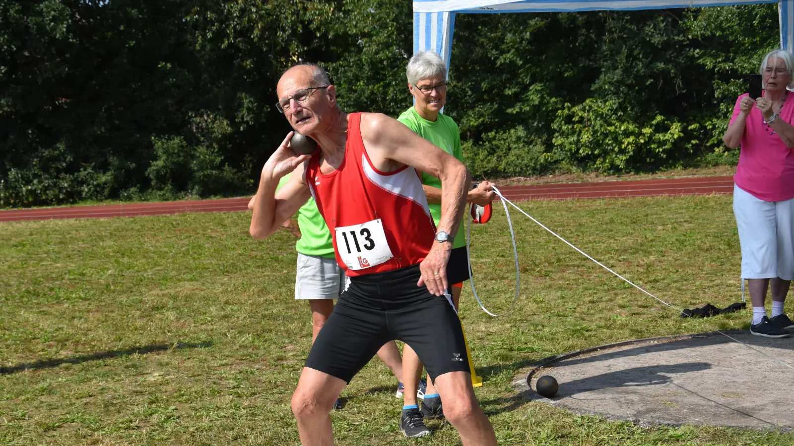 Der älteste Teilnehmer Karlheinz Seyerlein, hier beim Kugelstoßen. (Foto: Jörg Behrendt)