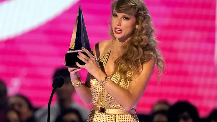 Taylor Swift nimmt den Preis für das beste Musikvideo bei den American Music Awards 2022 entgegen. (Foto: Chris Pizzello/Invision/AP/dpa)
