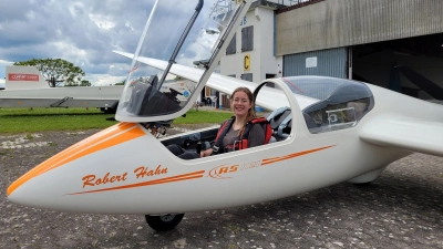 Wenn Alicia Fiedler ins Cockpit steigt, darf der Fallschirm auf dem Rücken nicht fehlen. (Foto: Nina Daebel)