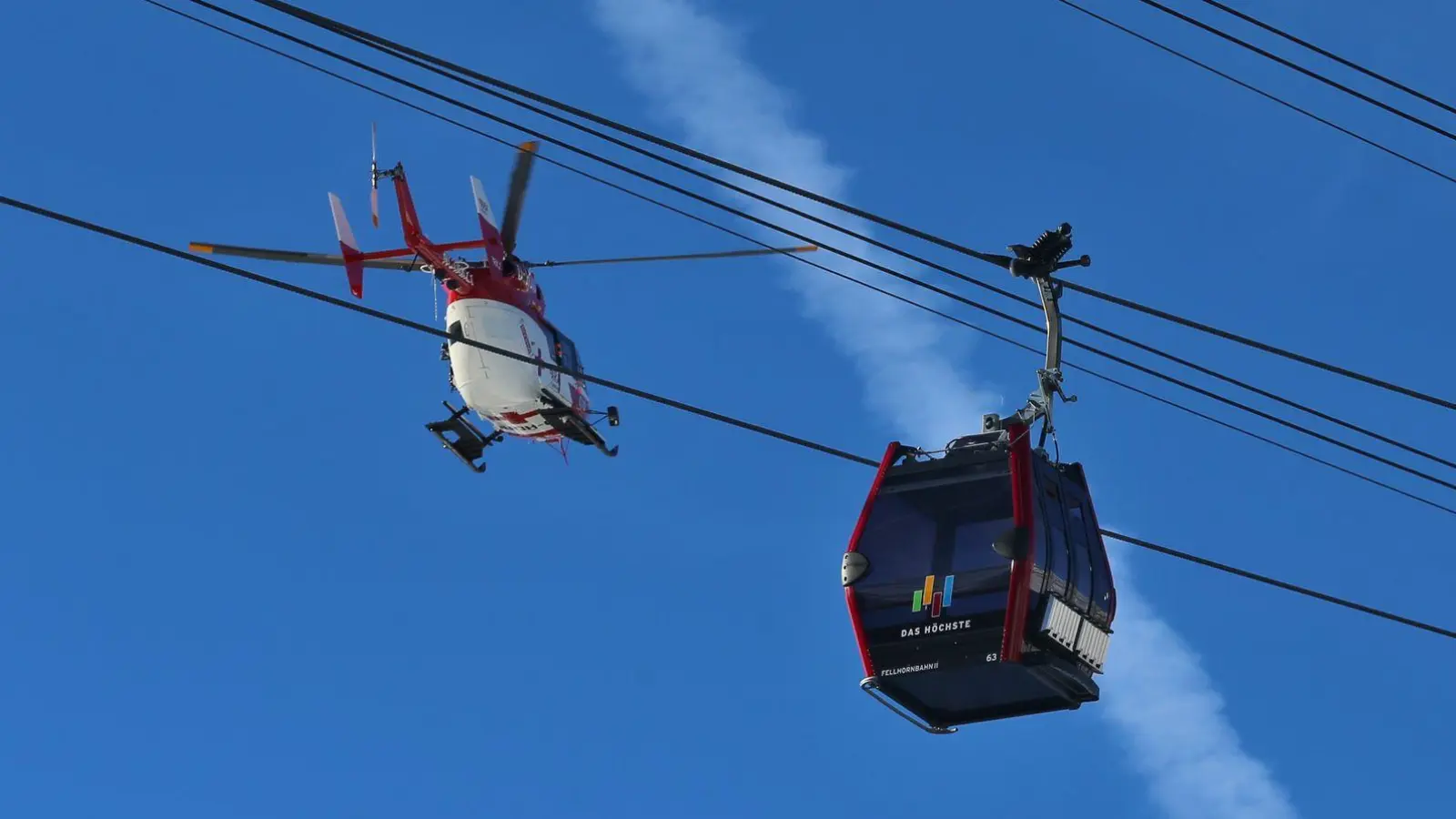 Ein Rettungshubschrauber brachte die schwer verletzte Skifahrerin ins Krankenhaus. (Symbolbild) (Foto: Karl-Josef Hildenbrand/dpa)