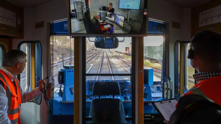 Der mit Sensoren ausgestattete Triebwagen wird von einem erfahrenen Lokomotivführer in einer Schaltzentrale 340 Kilometer entfernt in Braunschweig gesteuert. (Foto: Jan Woitas/dpa)