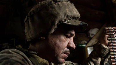 Die Lage für die ukrainischen Soldaten rund um Awdijiwka ist nach Einschätzung des Generalstabs schwierig. (Foto: Evgeniy Maloletka/AP/dpa)