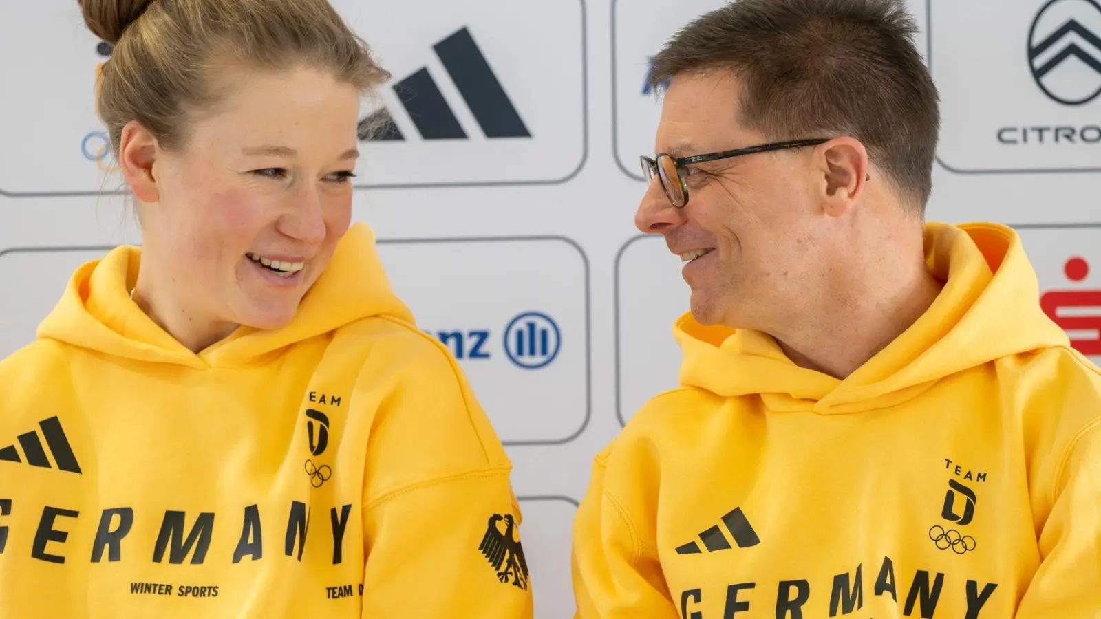 Snowboarderin Jana Fischer (l) freut sich auf ihre dritten Winterspiele. (Foto: Peter Kneffel/dpa)