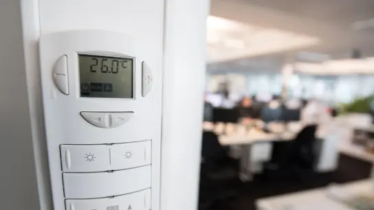 Ab jetzt wird es kritisch: Steigt das Thermometer im Büro über 26 Grad, sollte der Chef was tun. (Foto: Robert Günther/dpa-tmn)