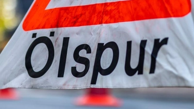 Mit einer Spezialmaschine muss die Fahrbahn gereinigt werden. (Symbolbild) (Foto: David Inderlied/dpa)