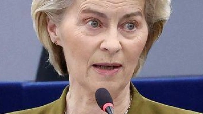Ursula von der Leyen betonte die Bedeutung des Bürokratieabbaus für Europas Wettbewerbsfähigkeit.  (Foto: Frederick Florin/AFP/dpa)