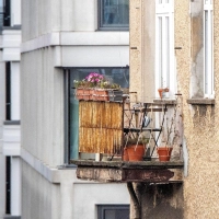Einige Alarmsignale sollten Mieter und Eigentümer ernst nehmen: Risse im Beton, schiefe Holzteile oder Algenbildung können auf Schäden am Balkon hinweisen. (Foto: Zacharie Scheurer/dpa-tmn)