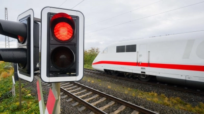 Wegen Personen im Gleisbereich war die Bahnstrecke zwischen Ansbach und Wicklesgreuth am Dienstagnachmittag zeitweise gesperrt. (Symbolbild: Julian Stratenschulte/dpa)