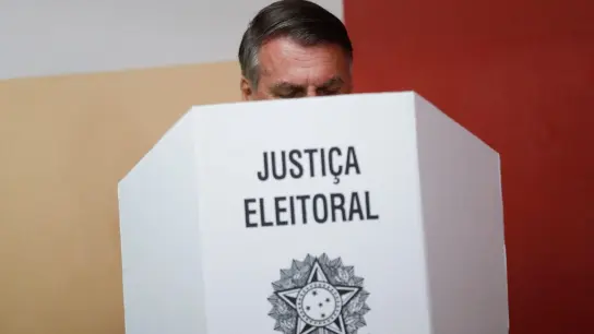 Brasiliens inzwischen abgewählter Präsident Jair Bolsonaro gibt in Rio De Janeiro seine Stimme zur Stichwahl ab. (Foto: Bruna Prado/AP/dpa)