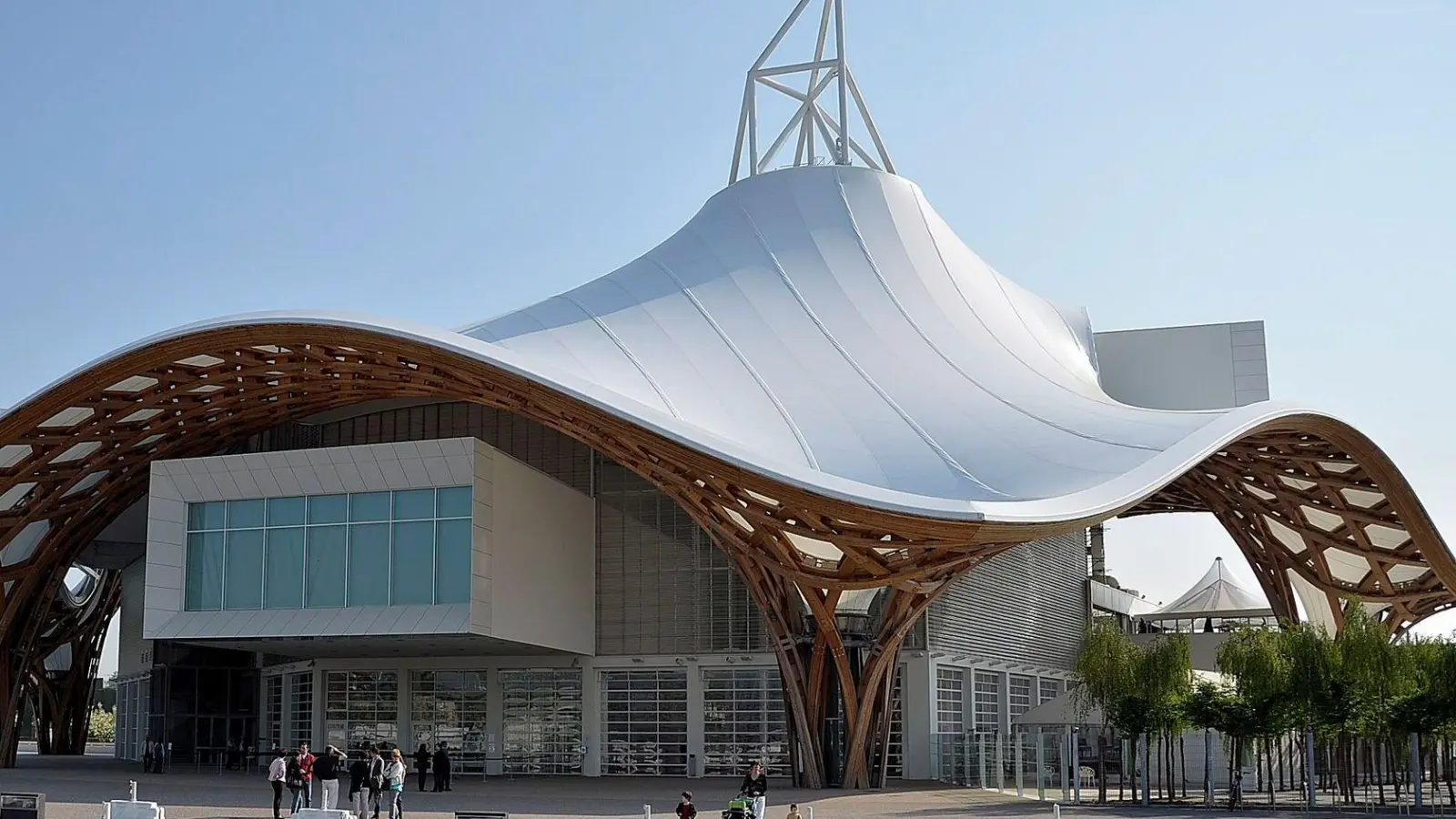 Die Kunstbanane hing seit dem 8. Mai im Centre Pompidou Metz. (Archivbild) (Foto: Jörg Fischer/dpa)