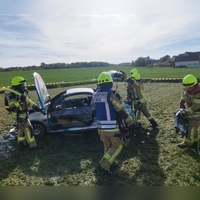 Anhand dieses Autos sollte trainiert werden, wie ein Fahrzeugbrand gelöscht wird. Bei der Vorbereitung kam es zu dem Unglück. (Foto: Mirko Fryska)