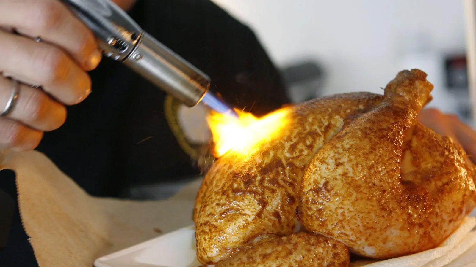 Geflügel lässt sich mit dem Bunsenbrenner vielleicht etwas nachbräunen. Richtig knusprig bekommt man Ente und Co. eher nicht. Die rasche Hitze würde laut Lafer die Haut zu schnell schwarz machen.  (Foto: Franz-Peter Tschauner/dpa/dpa-tmn)