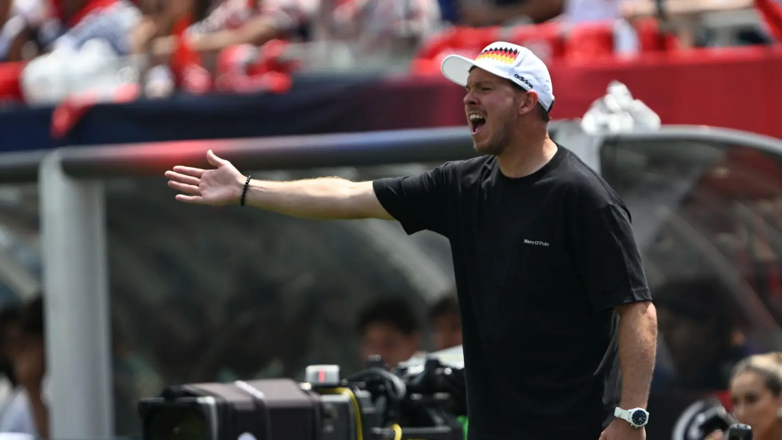 Julian Nagelsmann gibt bei der WM-Generalprobe Anweisungen.  (Foto: Federico Gambarini/dpa)