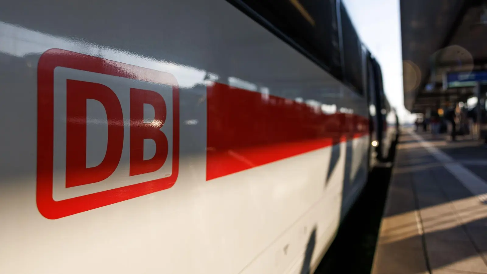Der ICE war laut Bundespolizei mit etwa Tempo 100 unterwegs, als der Zug den Mann erfasste. (Symbolbild) (Foto: Daniel Karmann/dpa)