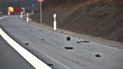 Auf der A6 stauten sich nach einem Unfall zwischen einem Kleintransporter und einem Lkw die Fahrzeuge kilometerlang, Trümmerteile lagen auf der Autobahn. (Symbolbild: Tizian Gerbing)