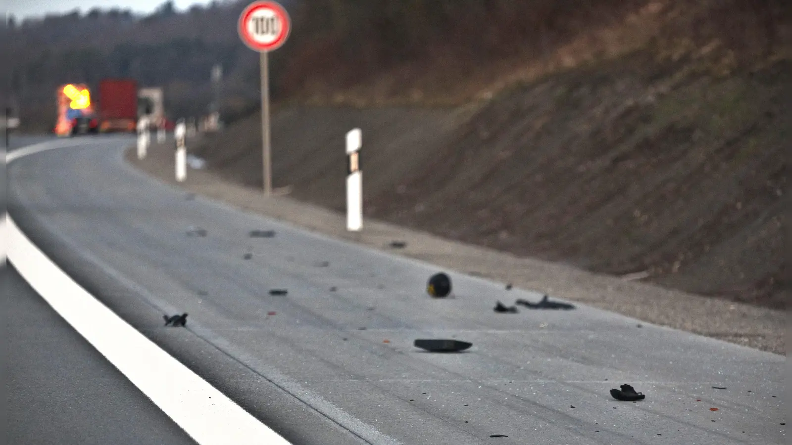Auf der A6 im Landkreis Ansbach wurden mehrere Fahrzeuge durch herumliegende Trümmer beschädigt. (Symbolbild: Tizian Gerbing)