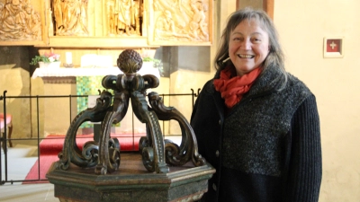 Pfarrerin Claudie Schlottke vor St. Peter und Paul in Detwang – für sie ein „Kleinod an der Tauber”. (Foto: Clarissa Kleinschrot)