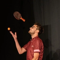 Bälle, Schläger und Situationskomik: Der Würzburger Jongleur Christian König. (Foto: Matthias Ziemer)