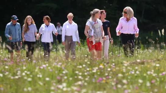 Frauen der G7-Chefs wandern um Felchensee. (Foto: Karl-Josef Hildenbrand/dpa)