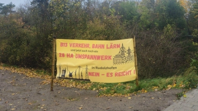 In Rudolzhofen wurden ohne Kenntnis der Stadtverwaltung Protestbanner aufgestellt. (Foto: Thomas Siebert)