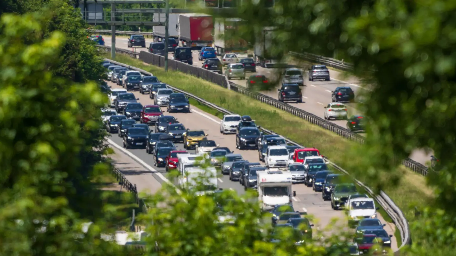Zum Wochenende rechnet der ADAC wieder mit Staus auf Autobahnen. (Archivbild) (Foto: Peter Kneffel/dpa)