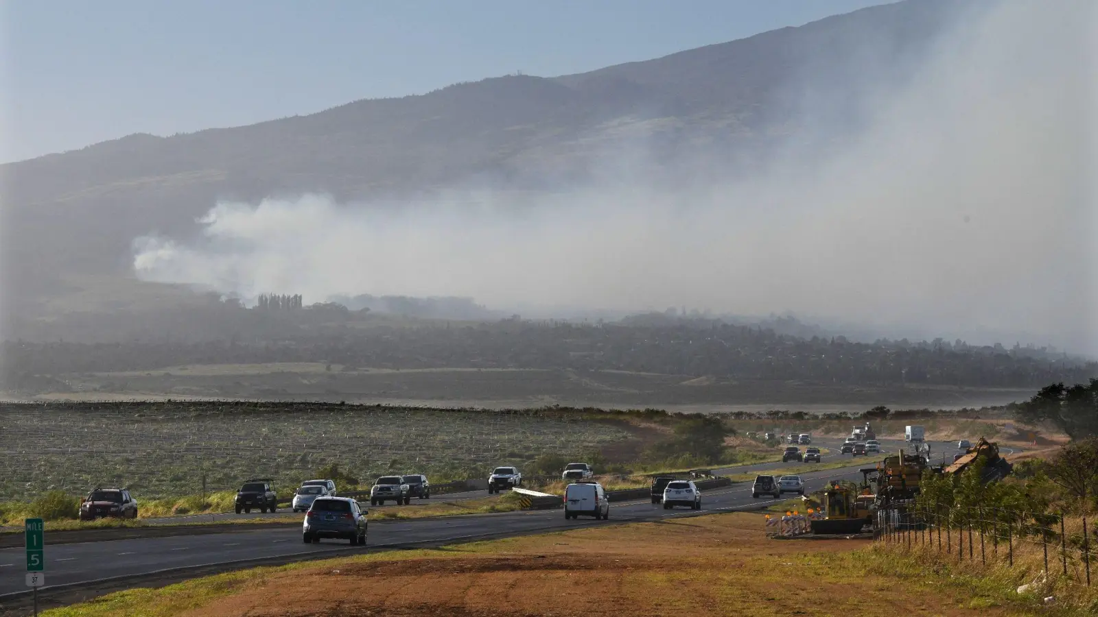 Rauch weht über den Hang des Vulkans Haleakala auf Hawaii von einem Feuer im Landesinneren. (Foto: Matthew Thayer/The Maui News/AP)