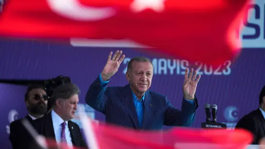 Der türkische Präsident Erdogan ist nach 20 Jahren an der Macht für weitere fünf Jahre im Amt bestätigt worden. (Foto: Khalil Hamra/AP)