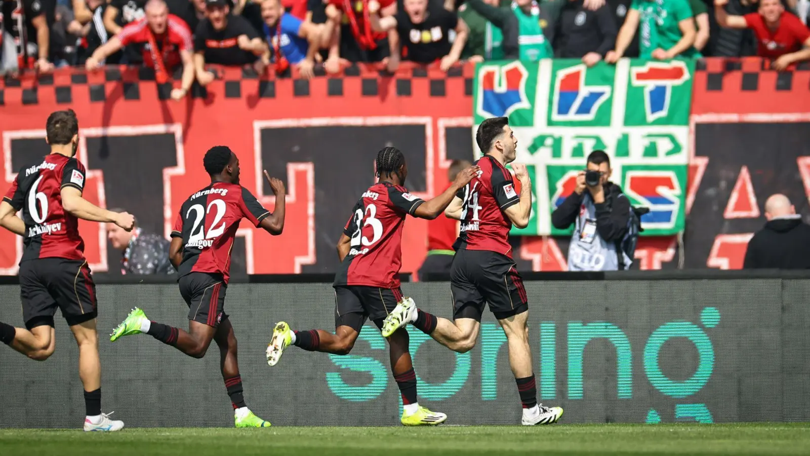 Nürnberg jubelt nach dem Führungstreffer durch Luka Lotschoshwili, (Foto: Daniel Karmann/dpa)